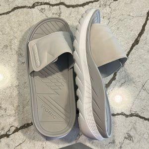 Vionic Rejuvenate Slides - white/gray Size 10